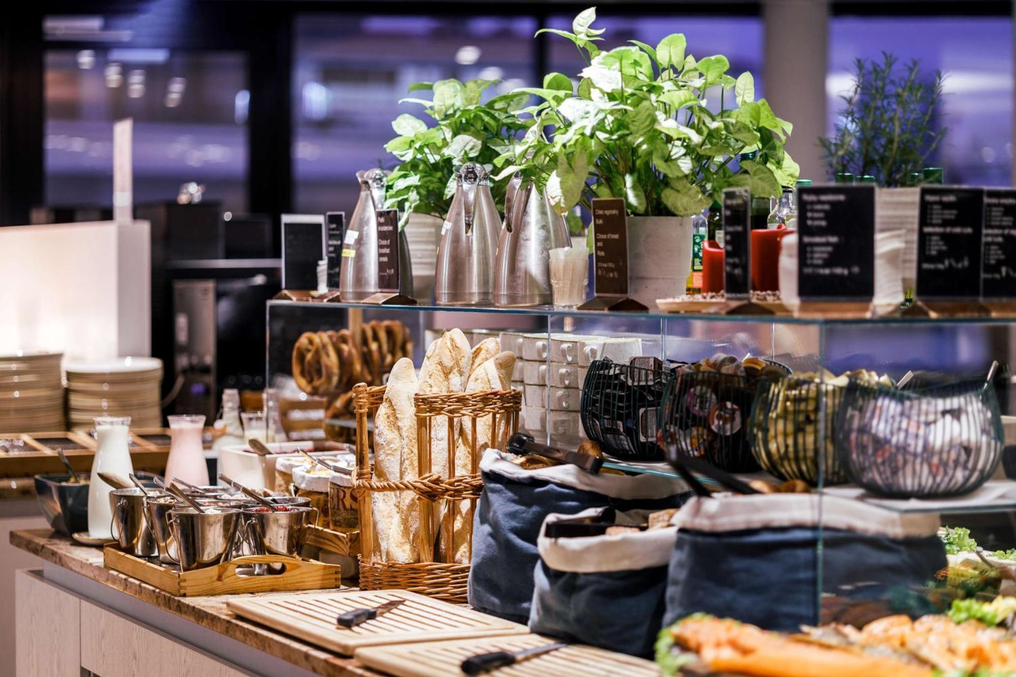 Radisson Blu Resort シフィノウイシチェ エクステリア 写真 The photo depicts a beautifully arranged buffet or food display area. It features various items such as:

- Several glass or metal containers, possibly holding beverages or condiments.
- Fresh greenery in pots, suggesting a focus on natural elements.